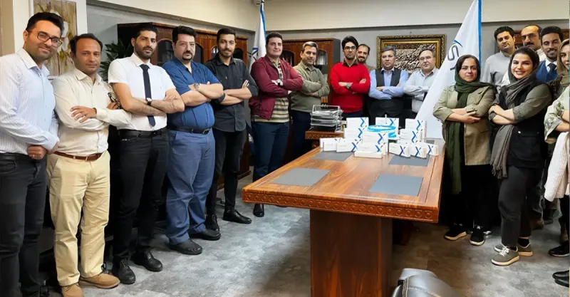 رونمایی از محصول سایفلکس H توسط تعدادی از پرسنل