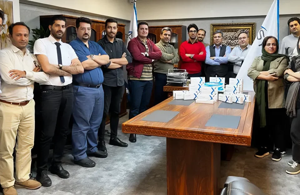 رونمایی از محصول سایفلکس H توسط تعدادی از پرسنل